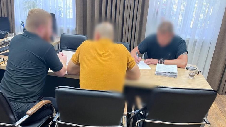 Чиновника КГГА подозревают в переплате почти 5 миллионов за генераторы для Пунктов несокрушимости