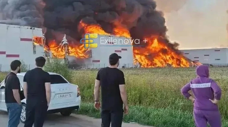 Дроны массированно атаковали Москву и область: горели нефтебаза и склад Wildberries