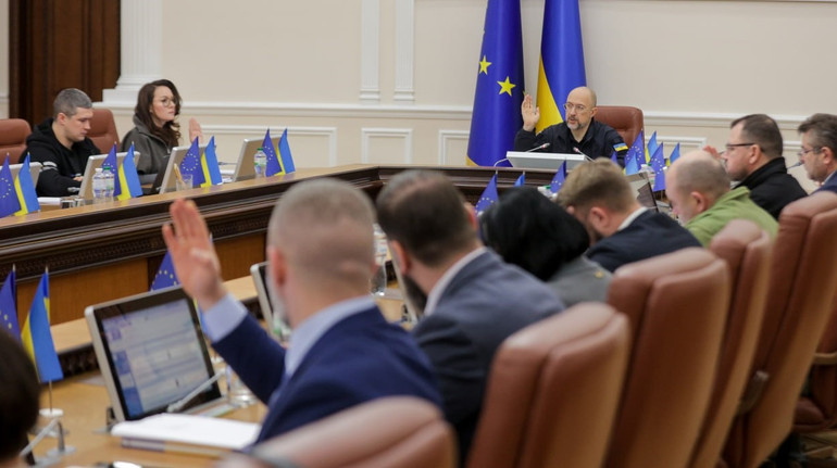 Запрет на ввоз российских товаров в Украину продлили на год