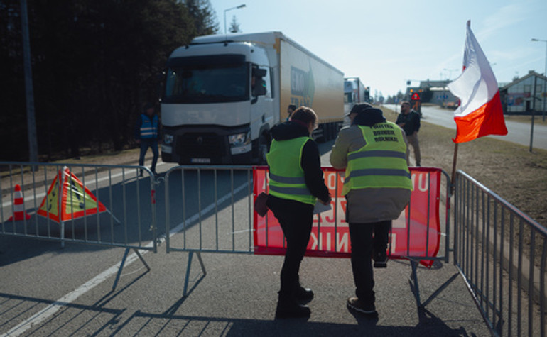 На кордоні з Польщею протестувальники та поліціянти почали зупиняти пасажирські автобуси