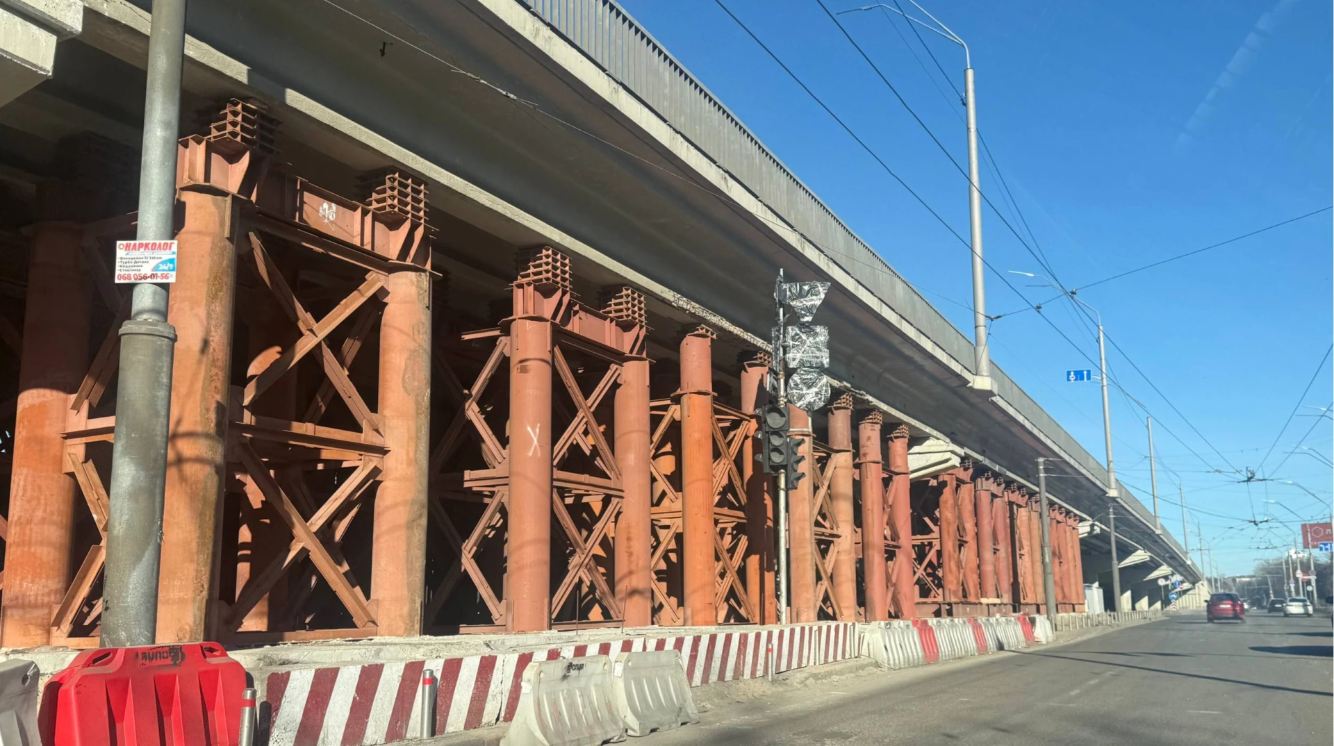 Молодий, а вже втомлений. Чому шляхопровід у Києві розвалився за два роки