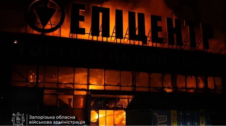 Росіяни вдарили по Запоріжжю: спалахнув Епіцентр, понад тисячу споживачів – без світла