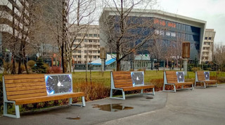 У Києві побільшало лавок з рекламними моніторами. Хто їх встановлює?