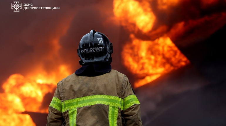 На Днепропетровщине 4 дня преодолевали пожар на объекте инфраструктуры после атаки РФ