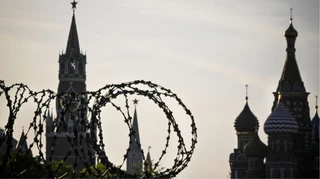 Российские олигархи выводят миллиарды долларов за границу из-за страха конфискации имущества