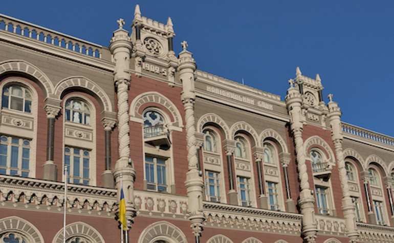 НБУ пом'якшив обмеження для волонтерів та благодійних фондів  