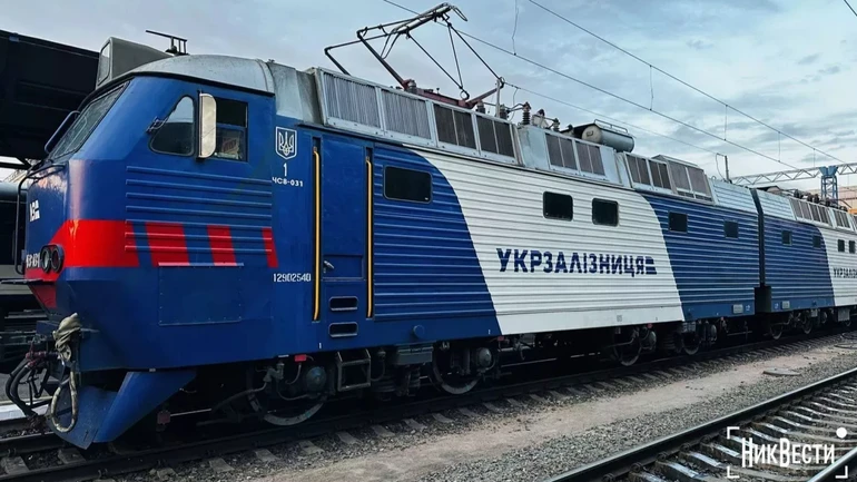 Из-за обстрелов десятки поездов вышли из расписания