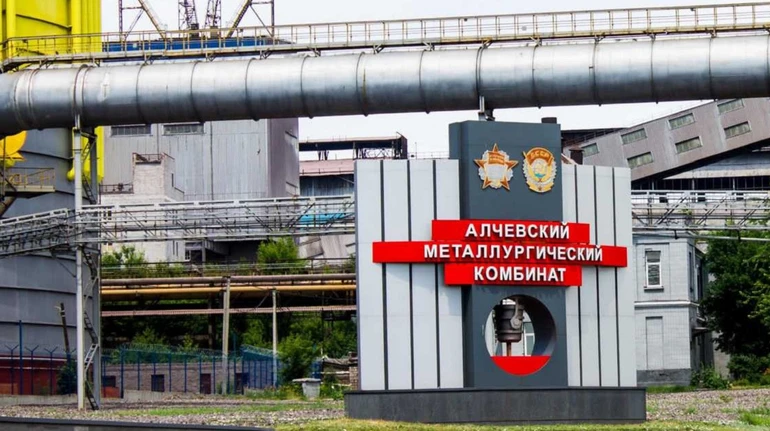 В оккупированном Алчевске после атаки пылает меткомбинат