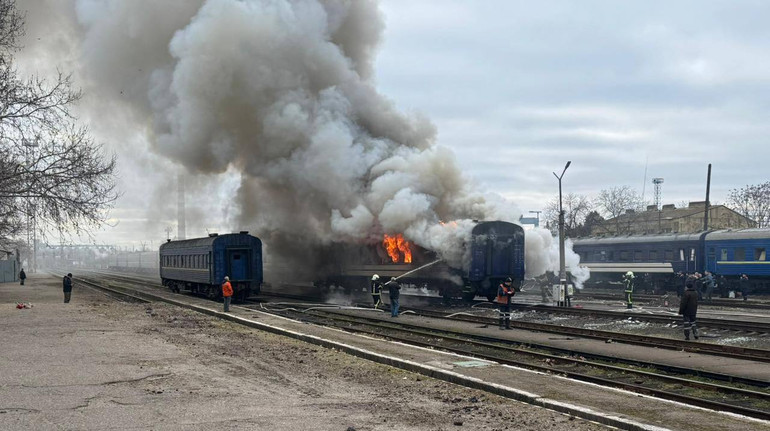 Росіяни влучили в потяг на Миколаївщині та намагались атакувати поїзд Дніпро-Ковель