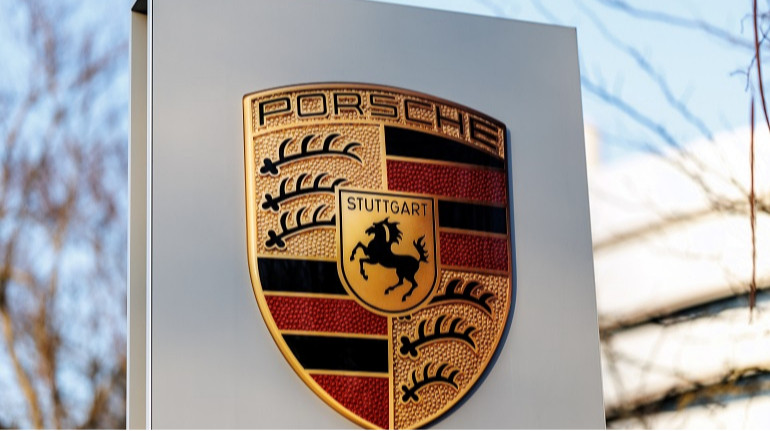 Нерентабельні продажі: Porsche призупиняє електрифікацію