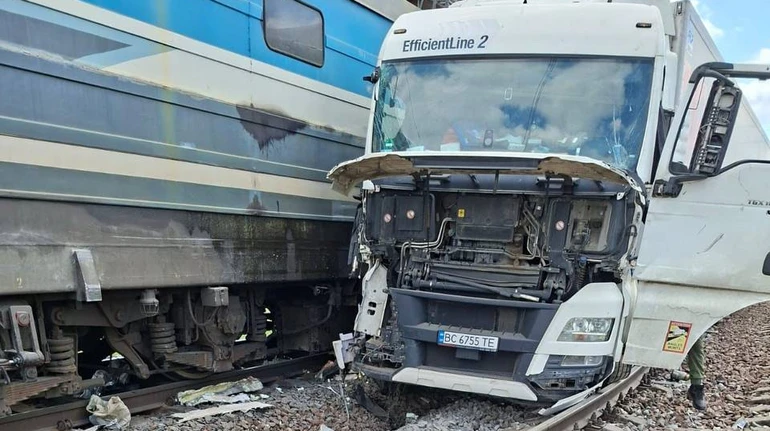 На Львівщині вантажівка врізалась в локомотив поїзда Перемишль – Київ