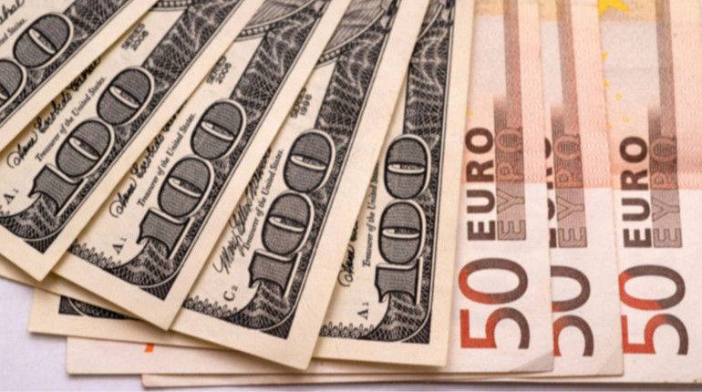 Деякі банки в Україні почали продавати євро за 50 гривень