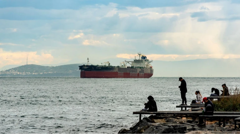 Удар дронов не остановил работу ключевого нефтяного порта РФ на Черном море
