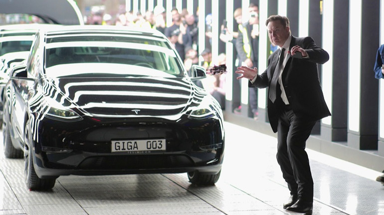 Акціонери подали в суд на Tesla й Маска