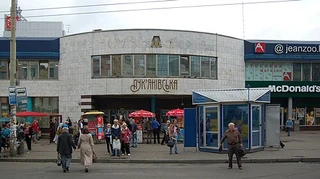 Станція метро Лукʼянівська відновила роботу після обстрілу
