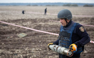 Десятки років та мільярди доларів. Коли розмінують українські поля та міста?