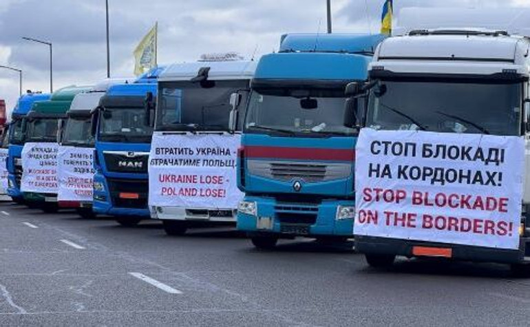 Українські перевізники розпочали протест на кордоні з Польщею: Щоб вони стояли тут так, як наші стоять у Польщі