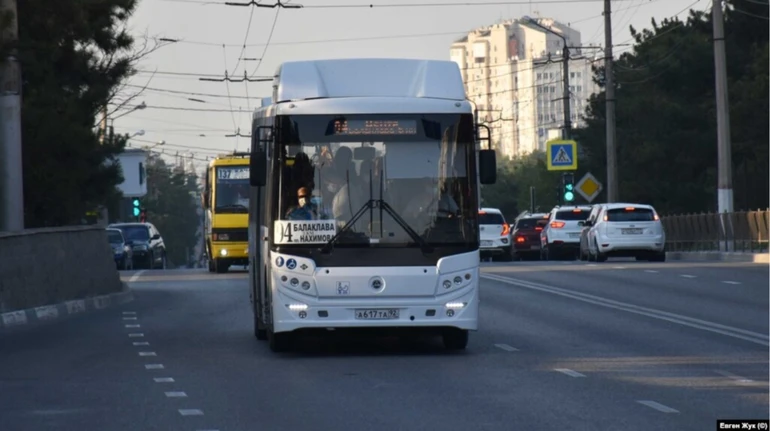 У Севастополі перевізники жаліються: отримують лише чверть від необхідного обсягу пального