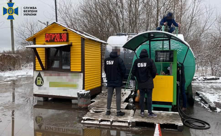 Новини вихідних: боротьба з нелегальними АЗС, ціни на електроенергію, інфляція