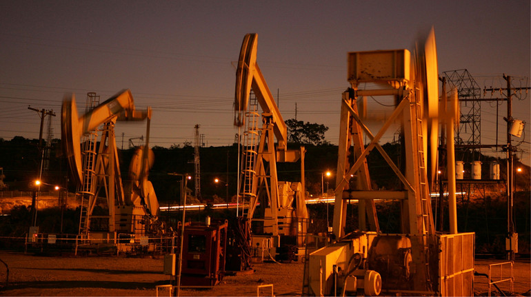 Нефтяной рынок колеблется из-за новых санкций против России