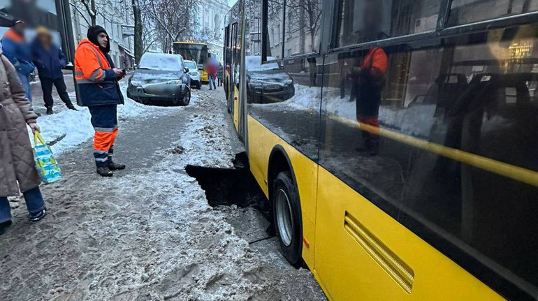 В центре Киева под асфальт частично провалился троллейбус: временно перекрыли движение