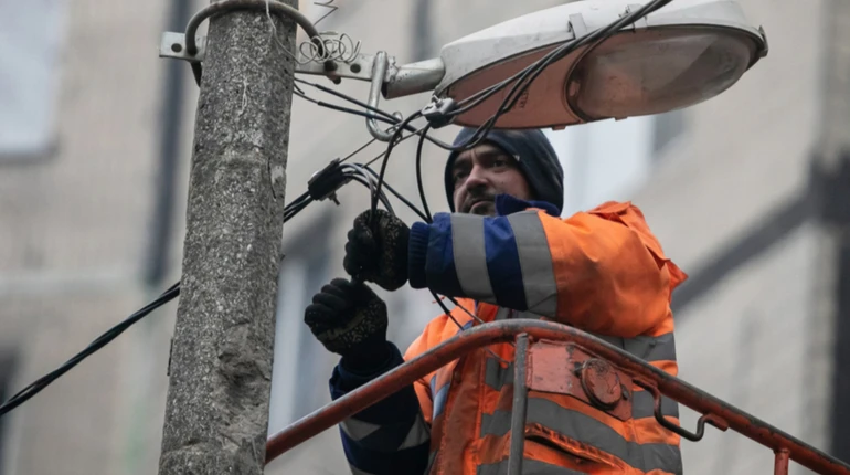 В 13 областях новые обесточивания из-за вражеских обстрелов и непогоды