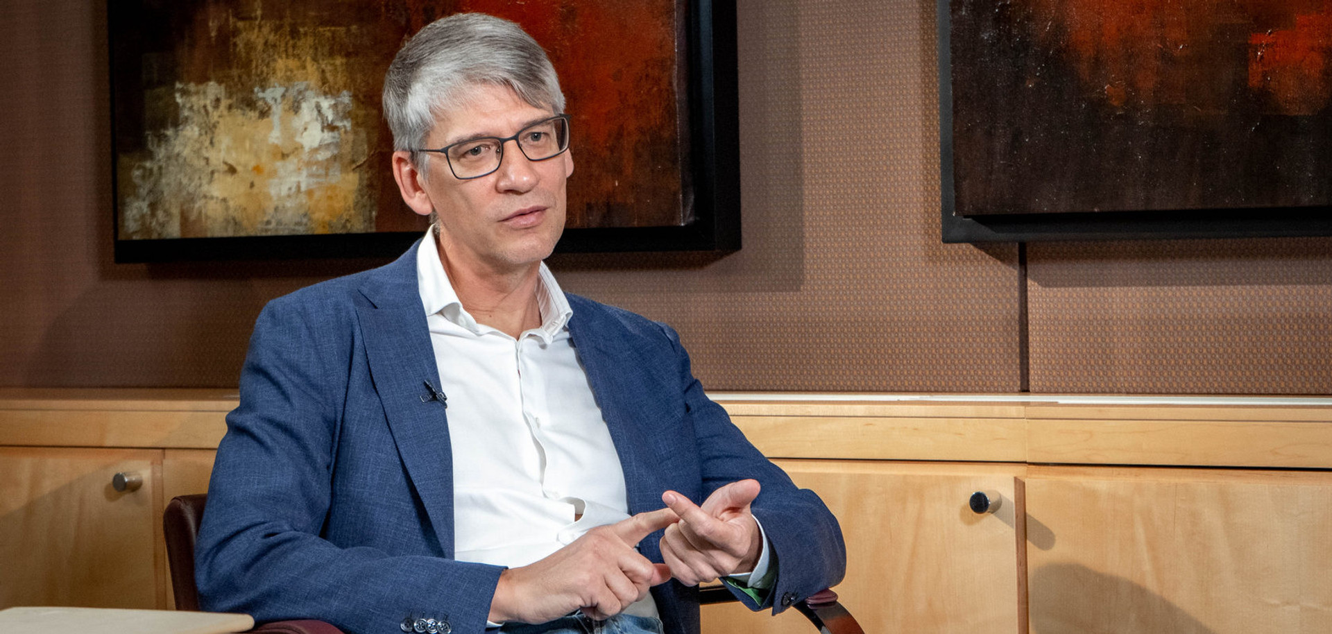 Голова СКМ Олег Попов: Навіщо Ахметову сидіти на двох стільцях? Він міцно стоїть на ногах
