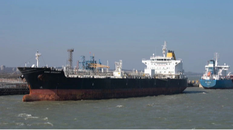 Испания спасла санкционный танкер теневого флота РФ – и не задержала его