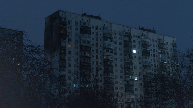 Росіяни влучили у 26 обʼєктів енергетики, 600 тисяч людей без світла – Зеленський
