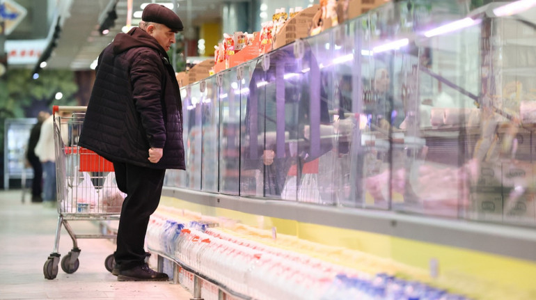 Россияне стали меньше есть, чтобы платить кредиты – росСМИ