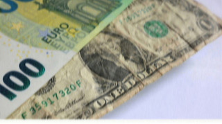 Нові антирекорди гривні: офіційно євро вперше перетне позначку 50, долар – по 43