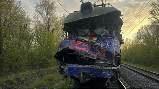 На Львівщині потяг зіткнувся з автокраном, що виїхав на колію: машиніст і водій загинули