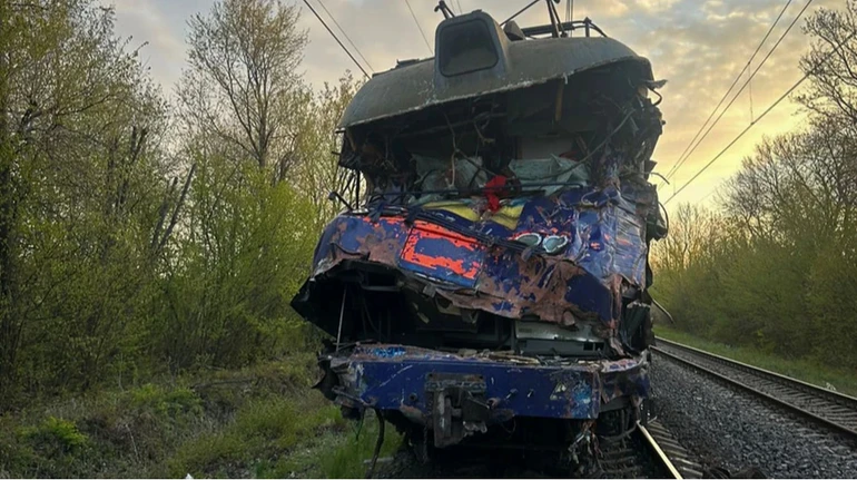 На Львовщине поезд столкнулся с автокраном, выехавшим на пути: машинист и водитель погибли