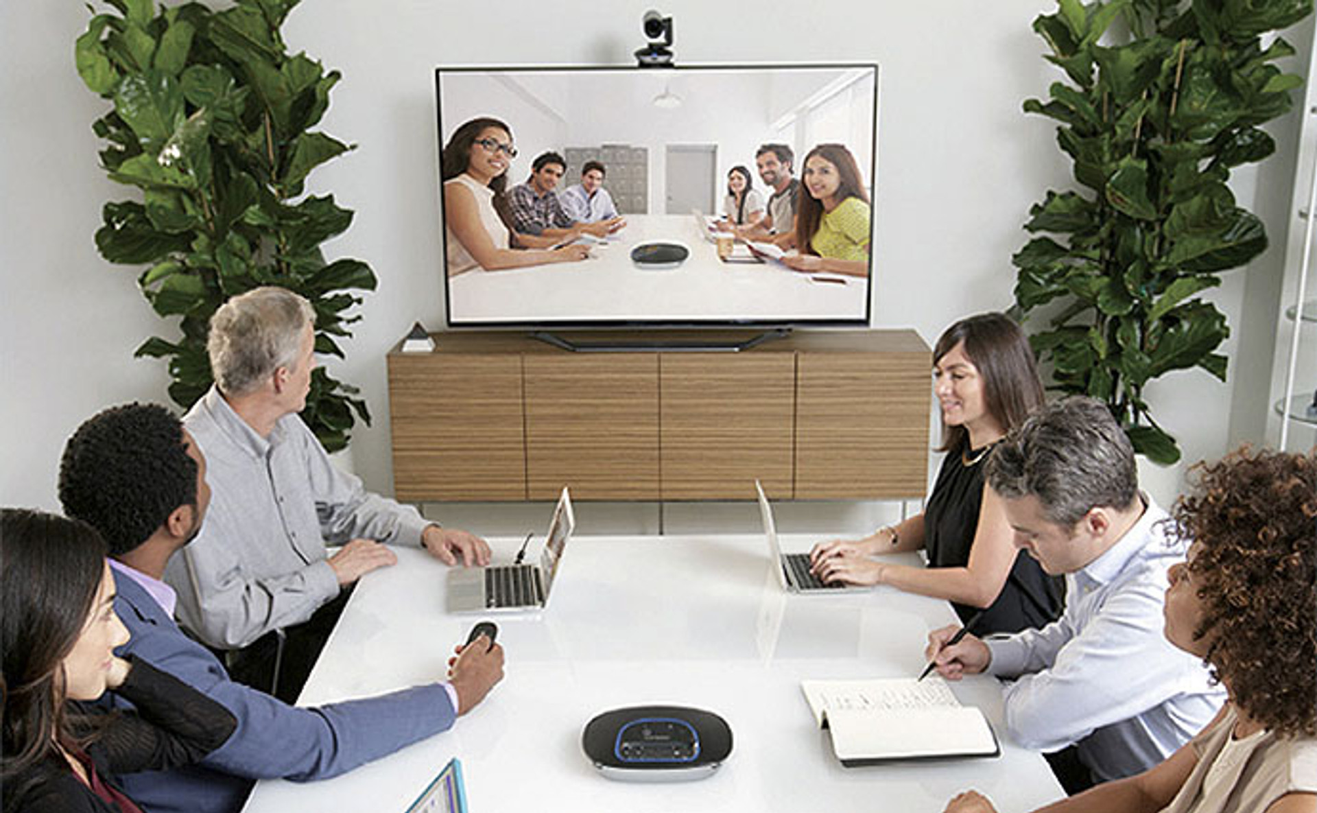 Пять причин, по которым стоит выбрать систему Logitech GROUP для проведения видеоконференций