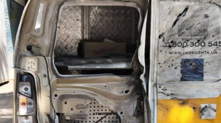 В Никополе россияне уничтожили сразу семь автомобилей Укрпочты