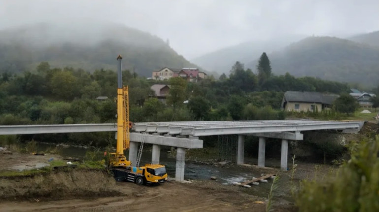 У гірському регіоні Львівщини збудують новий міст поруч зі старим, який розвалюється