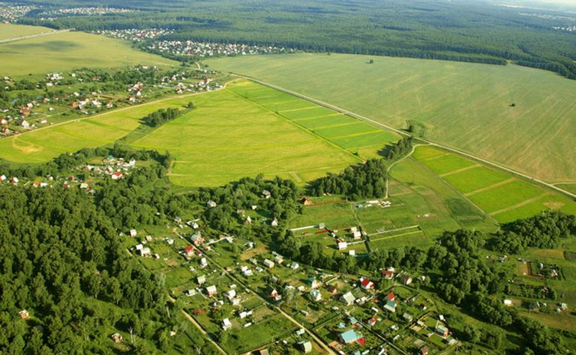 Держгеокадастр чи місцеві ради? Кому віддадуть державні землі