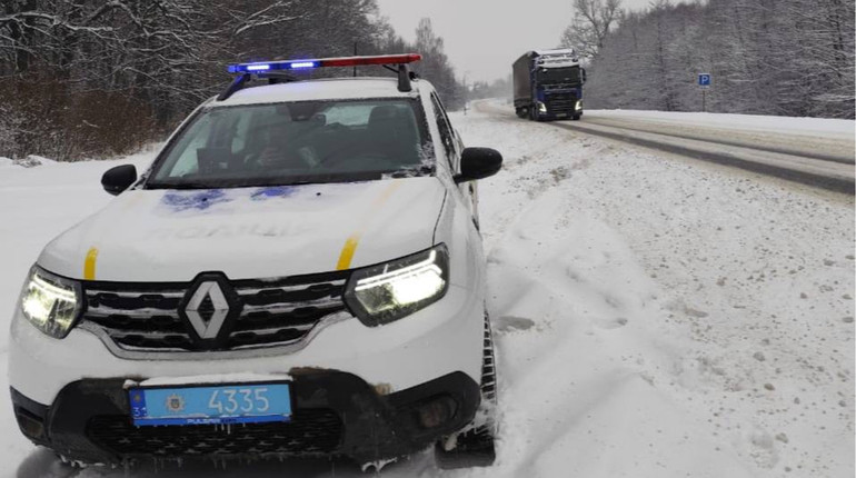 Сильный снегопад осложнил движение на трассе Киев-Чоп между Львовщиной и Закарпатьем