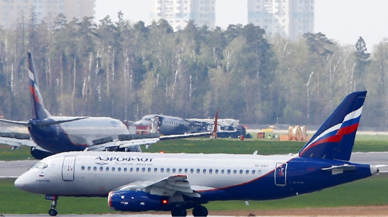Російський Superjet втратив капот двигуна під час зльоту