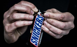 Snickers Surprise. Як Україну ледь не нагодували пластиком  