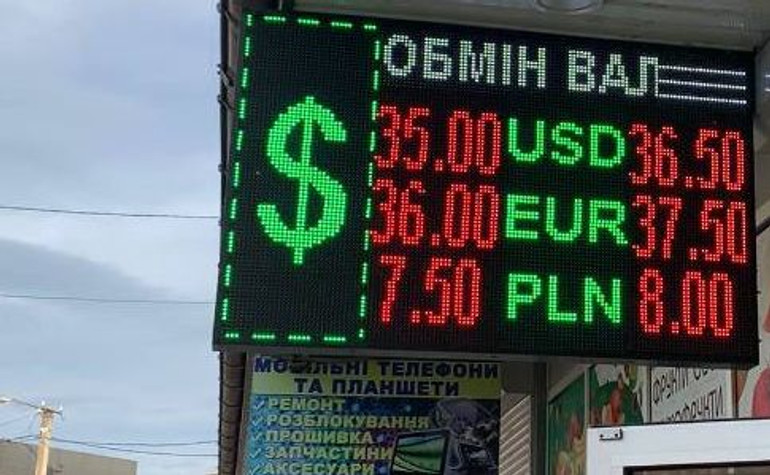 Итоги недели: девальвация гривни, Правительство отпускает цены на бензин