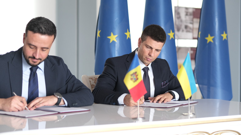 Україна та Молдова продовжили транспортний безвіз