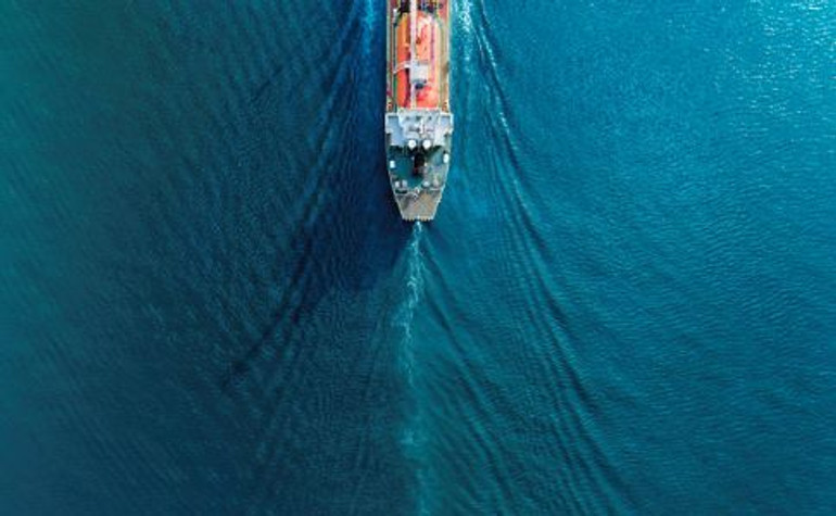 Российскую нефть перегружают для продажи в обход санкций у побережья Греции - Bloomberg