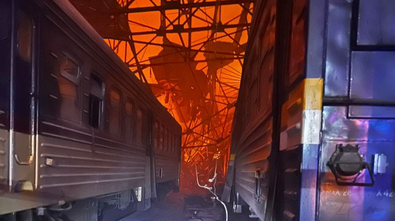 Россия ударила по вокзалу и депо в Днепре