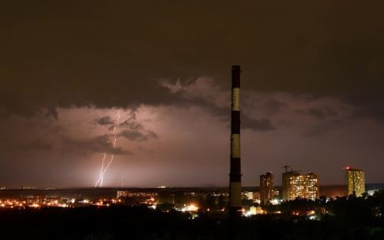 У Києві та області через грозу частково зникло світло