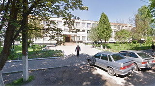 Прокуратура не смогла через суд снести многоэтажку, построенную вплотную к школе