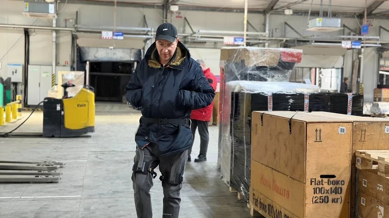 Нова пошта почала одягати працівників в екзоскелети