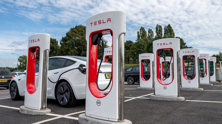 Tesla втрачає Британію: продажі впали на 60% за рік