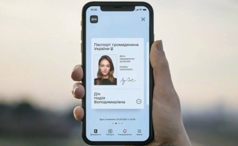 Е-паспорта впервые приравняли к обычным: Зеленский подписал закон