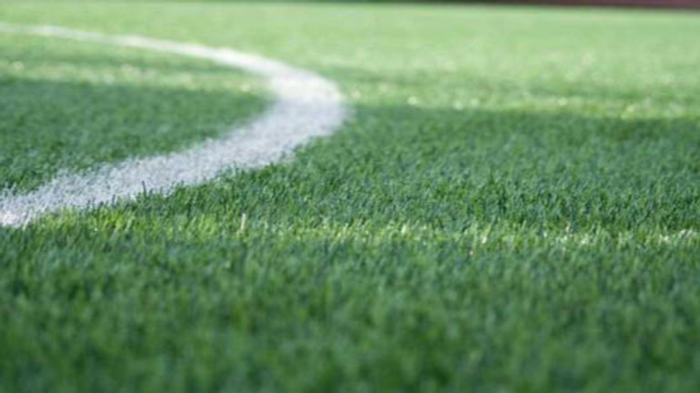 В прифронтовой Харьковской области заказали траву для футбольного поля по завышенным ценам